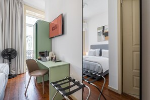 아파트 (Room with Balcony)