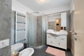 Shower, free toiletries, hair dryer, towels - La Casa di Lillo Angera – Cozy Apartment Near Lakefront with Parking (Angera)