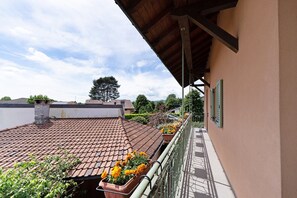 Property grounds - La Casa di Lillo Angera – Cozy Apartment Near Lakefront with Parking (Angera)