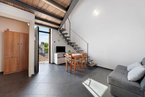 TV - La Casa di Lillo Angera – Cozy Apartment Near Lakefront with Parking (Angera)