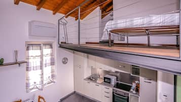 Een koelkast, een magnetron, een oven, een kookplaat