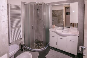 Douche, articles de toilette gratuits, sèche-cheveux