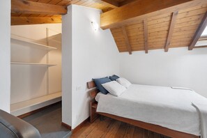 1 bedroom, desk, iron/ironing board, WiFi - La Casa di Lillo Angera – Cozy Apartment Near Lakefront with Parking (Angera)