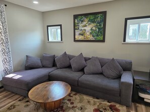 TV - Delightful 3-bedroom house in Cuyahoga Falls (Cuyahoga Falls)