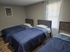 3 عدّة غرف نوم ومكواة/�لوح كي وواي فاي وملاءات أسرّة