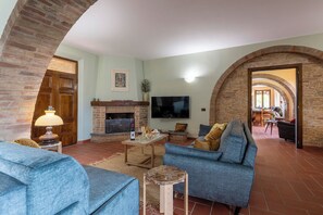 Téléviseur connecté, table de ping-pong, chaîne audio