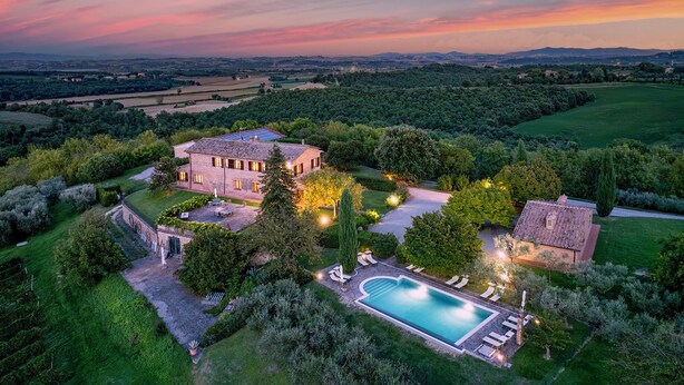 A large house with a swimming pool, surrounded by lush greenery and fields. - Podere Gellino 14, Emma Villas (Chianciano Terme)