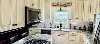 Beautiful 3-bedroom house with beautiful river views in Oberlin