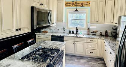 Beautiful 3-bedroom house with beautiful river views in Oberlin