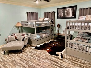 3 bedrooms, iron/ironing board, WiFi, bed sheets