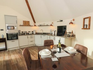 Dining - Ty Crwn - The Roundhouse (Lampeter)