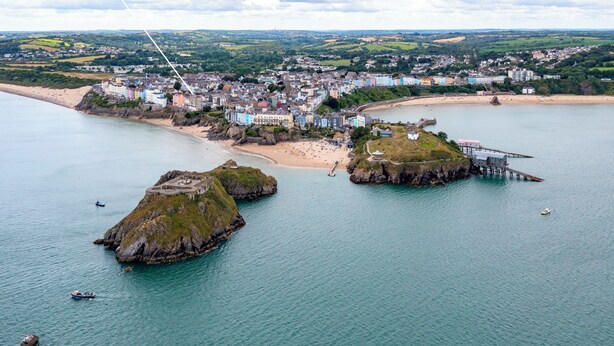 A coastal town with a beach, buildings, and rocky outcrops. - Lan Y Mor - Close to Town and Beach (Tenby)
