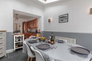 Dining - Lan Y Mor - Close to Town and Beach (Tenby)