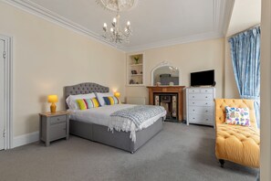 4 bedrooms, iron/ironing board, travel cot, free WiFi - Lan Y Mor - Close to Town and Beach (Tenby)