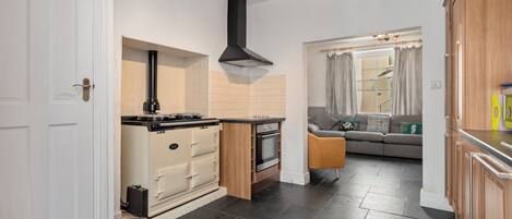 Réfrigérateur, four à micro-ondes, un four, lave-vaisselle