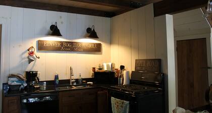 Lovely 3-bedroom cottage on Piper Pond with AC in Abbot