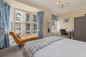 4 slaapkamers, een strijkplank/strijkijzer, reisbedje, gratis wifi