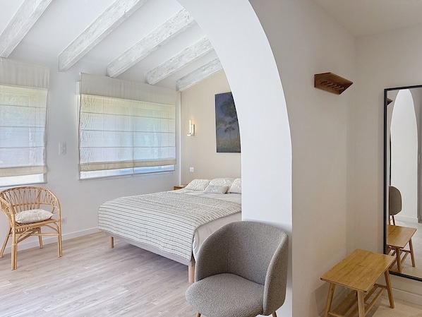 5 bedrooms, iron/ironing board, free WiFi, bed sheets