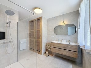 Haartrockner, HandtĂŒcher, Toilettenpapier