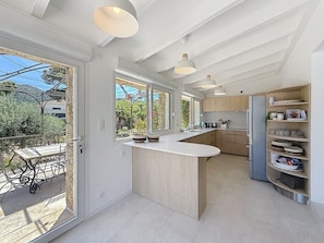 Fridge, oven, stovetop, dishwasher