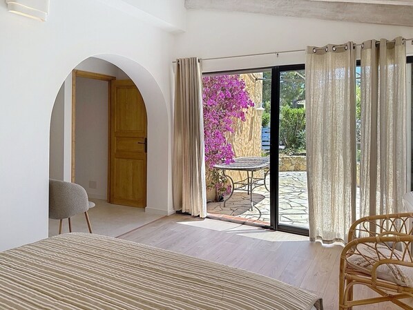 5 bedrooms, iron/ironing board, free WiFi, bed sheets - Very nice villa with sea view, walking distance to the beach, swimming pool (Monticello)