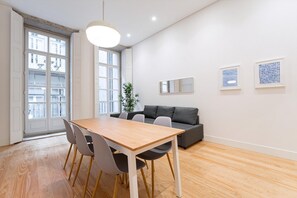 Huoneisto (Two-Bedroom Apartment with Balcony) | Oleskelualue | 32–tuumainen taulutelevisio, jossa digitaalikanavat