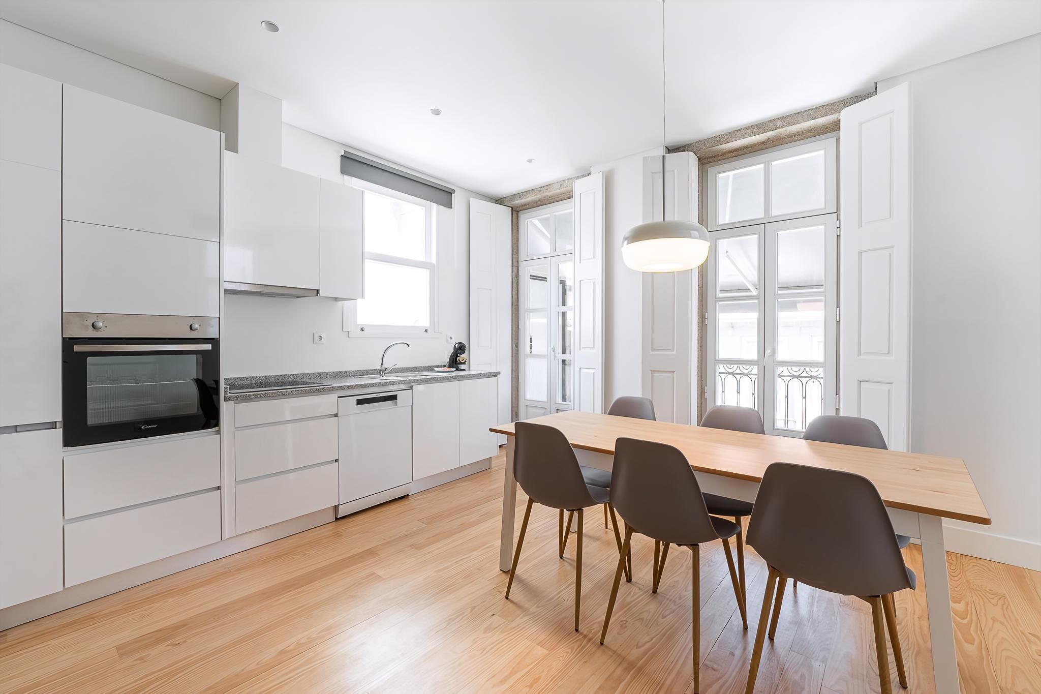 Departamento (Two-Bedroom Apartment) | Área de sala de estar | Televisión de pantalla plana de 32 pulgadas con canales digitales 