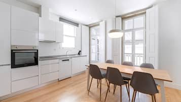 Departamento (Two-Bedroom Apartment) | Área de sala de estar | Televisión de pantalla plana de 32 pulgadas con canales digitales