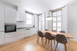 Lejlighed (Two-Bedroom Apartment) | Opholdsområde | 32-tommers fladskærms-tv med digitale kanaler