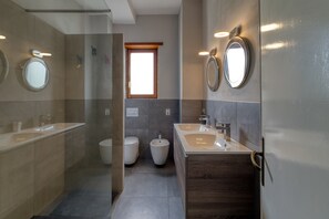 Shower - Spacious Central Apartment with Wi-Fi and Portable Air Conditioning (Lecce)