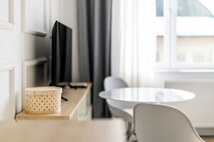 Escritorio, espacio para trabajar con laptop y wifi gratis 