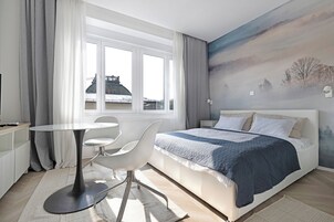 Escritorio, espacio para trabajar con laptop y wifi gratis 