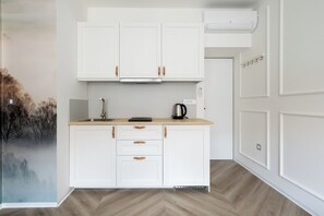 Mikrowelle, Herdplatte, Kochgeschirr/Geschirr/Besteck