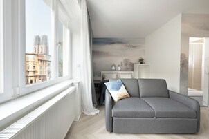 Escritorio, espacio para trabajar con laptop y wifi gratis 