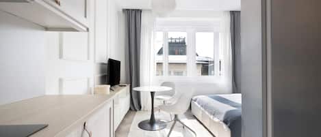 Comfort Studio | Living area | 80-cm Smart TV with digital channels