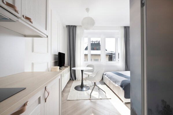 Estudio Confort | Zona de estar | Smart TV de 80 cm con canales digitales