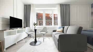 Studio Deluxe - icke-rökare | Vardagsrum | 80-centimeters smart-tv med digitalkanaler