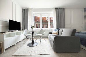 Deluxe Studio, Non Smoking | Living area