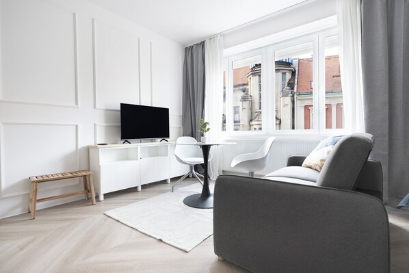 Deluxe-Studio, Nichtraucher | Wohnbereich | 80-cm-Smart-TV mit Digitalempfang