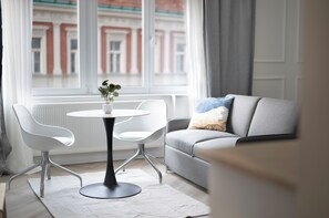 Deluxe-Studio, Nichtraucher | Wohnbereich | 80-cm-Smart-TV mit Digitalempfang