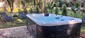 Outdoor spa tub