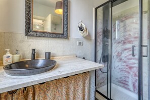 Douche, sèche-cheveux, serviettes fournies