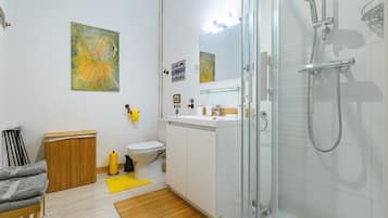 Regadera, amenidades de baño gratuitas, secadora de cabello, toallas