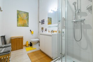 Shower, free toiletries, hair dryer, towels