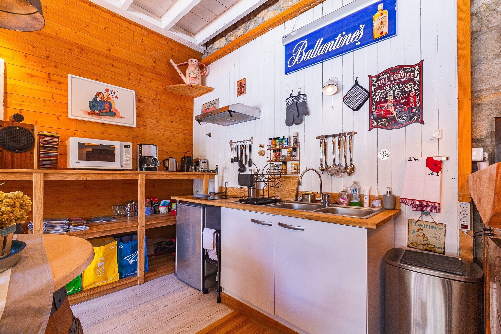 Réfrigérateur, micro-ondes, plaque de cuisson, cafetière/bouilloire