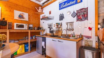 Réfrigérateur, micro-ondes, plaque de cuisson, cafetière/bouilloire