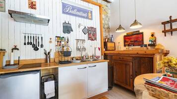 Réfrigérateur, micro-ondes, plaque de cuisson, cafetiÚre/bouilloire