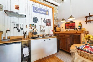 Frigorífico, microondas, placa de cocina y cafetera o tetera