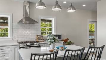 Microondas, horno, parrilla de estufa y lavavajillas