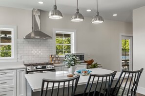 Microondas, horno, placa de cocina y lavavajillas